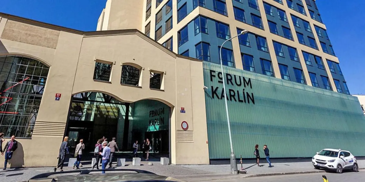 Orchestr a sbor na pódiu Fora Karlín