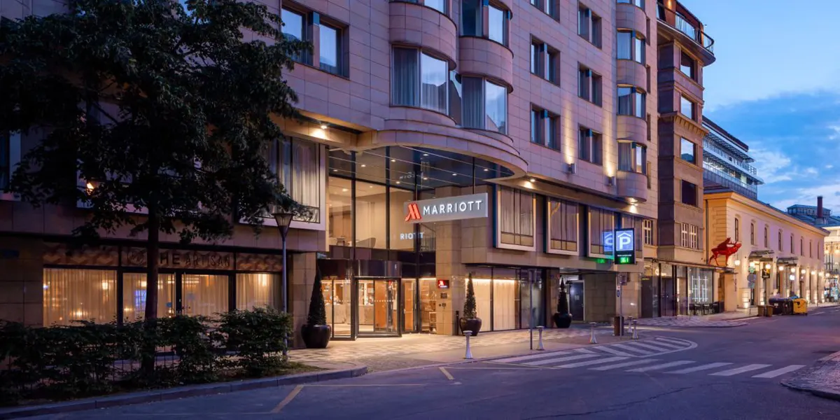 Vstup do hotelu Prague Marriott z ulice za soumraku