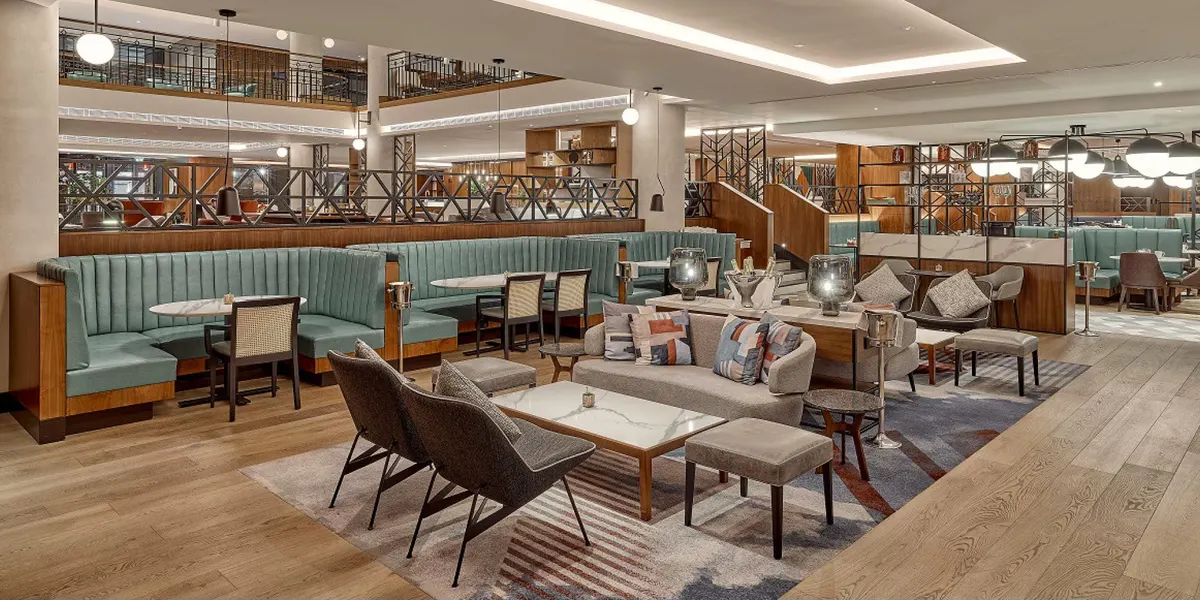Lounge hotelové restaurace The Artisan s lavicemi a nízkými stolky