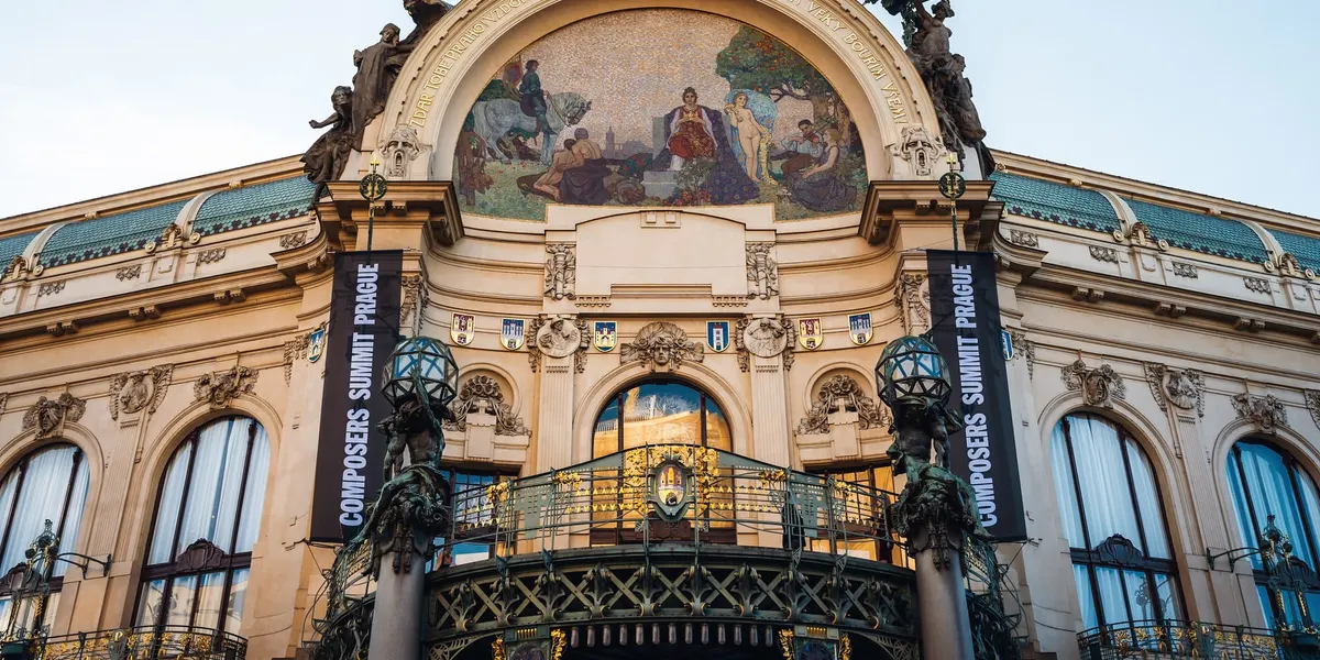 Průčelí Obecního domu s prapory Composers Summit Prague