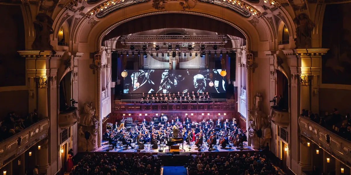 Orchestr na pódiu Smetanovy síně, pohled z balkonu