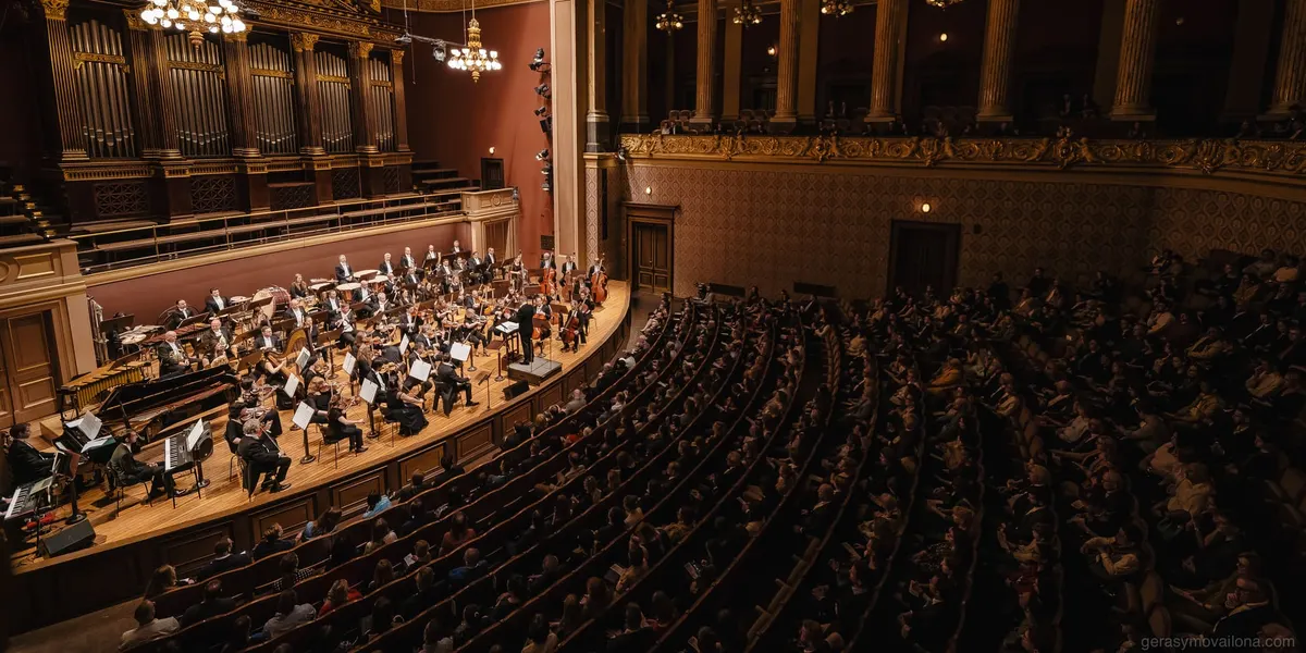 Dvořákova síň při koncertu, pohled z balkonu
